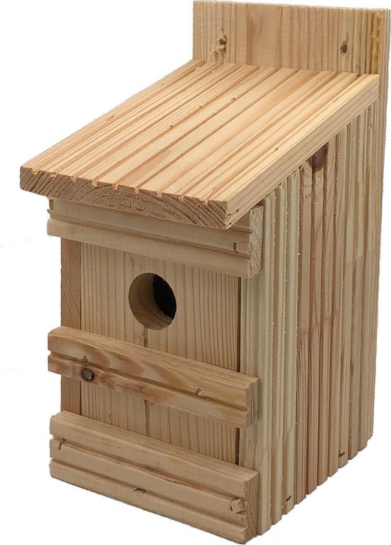 Maisonnette en bois avec toit incliné, entrée ronde et planches verticales.