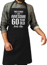 Awesome 60 year / 60 jaar cadeau bbq/keuken schort zwart voor heren -  kado barbecue schort voor verjaardag