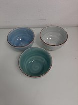 Drie grote bakjes van aardewerk