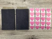 20 Blauwe papieren craft zakjes 7,5x12 cm en 20 Roze hartjes stickers 2,5 cm