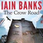 Boekomslag met de titel 'The Crow Road' van Iain Banks. Een torenachtig gebouw met verlichte ramen tegen een bewolkte hemel, met een vogel en gebroken glas.