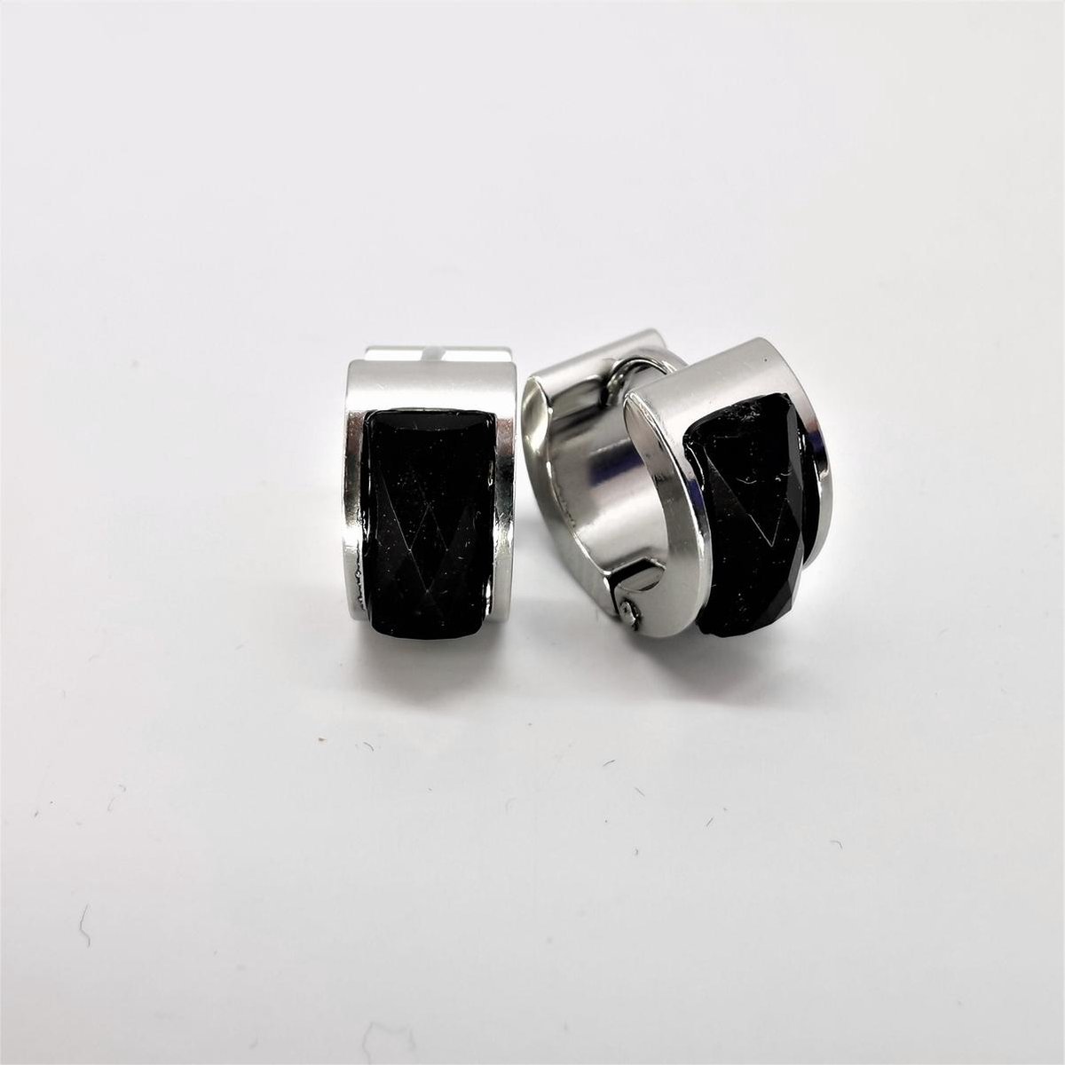 Chirurgisch staal unisex zilverkleurig oorringen met facet geslepen zwart kristal.