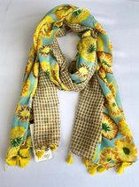 Vrolijke sjaal met ananassen en franje van mooi materiaal 50% katoen met 50% viscose