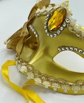 Power Escorts - Luxueuze Venetiaans Masker - Goud - met gave Steentjes/ Kraaltjes - handig verstelbaar - uitdagend - Kinky Masker -  verpakt in plastic zakje - BR205gold