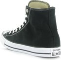 Zwarte Converse All Star hoge sneakers, gezien vanaf de achterkant, met witte veters.
