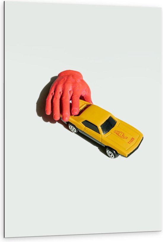 Dibond - Rode Hand op Gele Auto - Foto op Aluminium (Wanddecoratie van metaal)