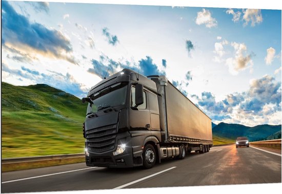 Dibond - Zwarte Vrachtwagen Tussen de Bergen - 150x100cm Foto op Aluminium (Wanddecoratie van metaal)