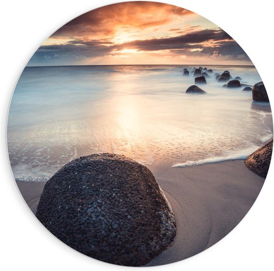 Forex Wandcirkel - Grote Kei op het Strand - 90x90cm Foto op Wandcirkel (met ophangsysteem)