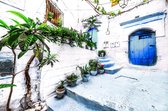JJ-Art (Canvas) | Patio in Marrakesh Marokko met planten, deuren en ramen in Fine Art - woonkamer | tuin, trap, wit, blauw, groen, modern | Foto-Schilderij print op Canvas (canvas wanddecorat