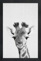 JUNIQE - Poster met houten lijst Giraffe - monochrome foto -13x18