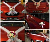 AUTODECO.NL - SELENA Trouwauto Versiering - Autodecoratie Bruiloft - Bloemen voor op de Auto Huwelijk - Bruidsauto Versiering - Bloemstuk voor op de Motorkap - Satijnen Rozen met T