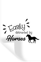 Muursticker Paarden Quote - Quote Easily distracted by horses opwitte achtergrond - 20x30 cm - zelfklevend plakfolie - herpositioneerbare muur sticker