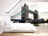 Professioneel Fotobehang Tower bridge Londen - wit grijs - Sticky Decoration - fotobehang - decoratie - woonaccesoires - inclusief gratis hobbymesje - 445 cm breed x 300 cm hoog - in 7 versch