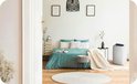 Witte Beko airconditioner in een slaapkamer met een tweepersoonsbed.