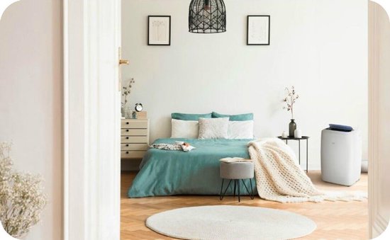 Witte Beko airconditioner in een slaapkamer met een tweepersoonsbed.