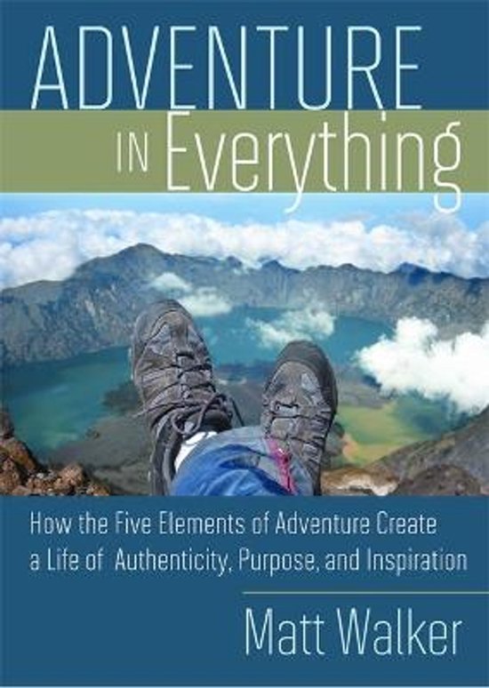 Livre 'ADVENTURE IN Everything' de Matt Walker. La couverture montre une personne assise au sommet d'une montagne surplombant un lac de cratère.