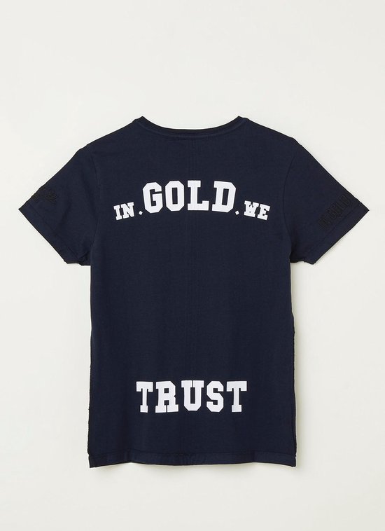 In Gold We Trust T-shirt met logoborduring en backprint - Blauw - maat 140  | bol
