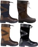 Vier outdoorlaarzen in verschillende kleuren: bruin met bruine suède, bruin met blauwe suède, camel met bruine suède en zwart met zwarte suède.