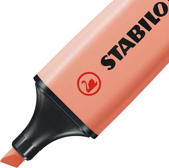 Een perzikkleurige STABILO BOSS ORIGINAL marker met zwarte dop en punt.