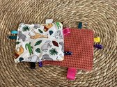 Labeldoekje / knisperdoekje terracotta met dieren print. babyspeelgoed - kraamkado