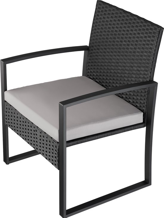 Zwarte wicker stoel met donkergrijs kussen en zwart metalen frame.