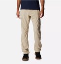 Man met een donkerblauw t-shirt en een beige cargobroek, de broek heeft zijzakken en is gedragen met zwarte sneakers.