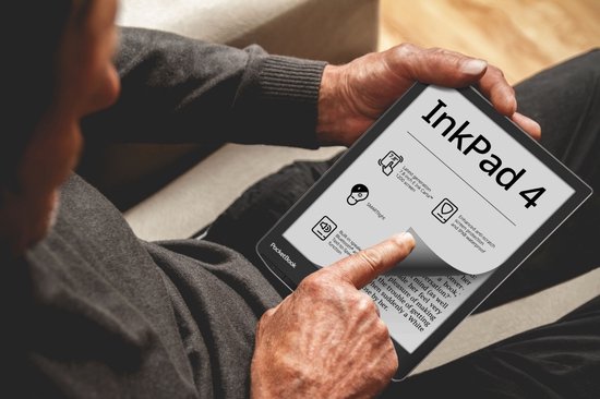 Man in grijze trui leest op een PocketBook InkPad 4 e-reader.