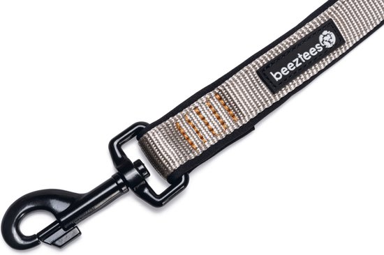 Een lichtgrijze nylon riem met zwarte rand en een zwarte clip.