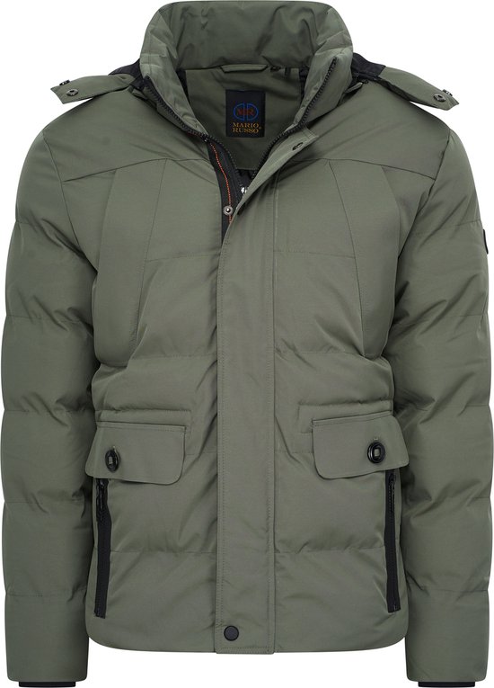 Voorkant van een olijfgroene Mario Russo winterjas met capuchon.