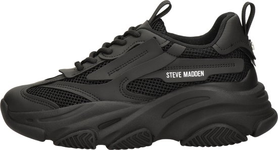 Zwarte Steve Madden sneaker met vetersluiting en mesh zijpanelen. De zijkant toont "STEVE MADDEN" tekst.