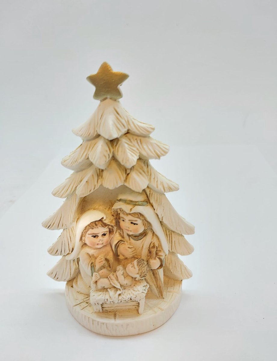 Kleine polystone kerstboom met een kerstgroep in een kribbe, afmetingen 10 x 7 x 3 cm.