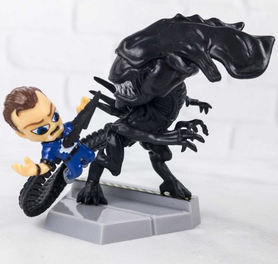 miniature alien figures