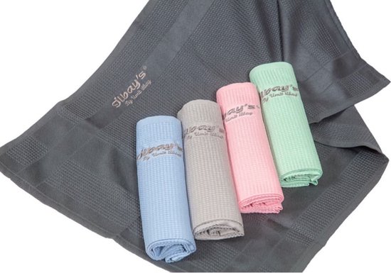 Quatre lingettes microfibre Jilbay's roulées en bleu, gris, rose et vert, sur une lingette gris foncé dépliée.