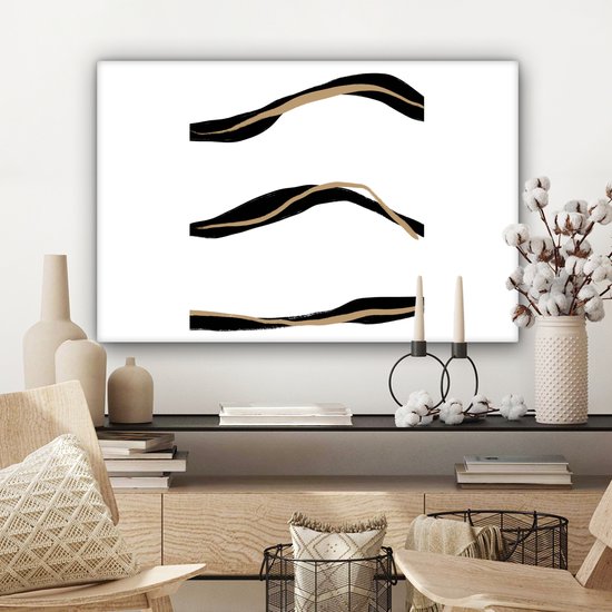 Abstract schilderij met drie zwarte en goudkleurige lijnen boven een dressoir met decoraties.
