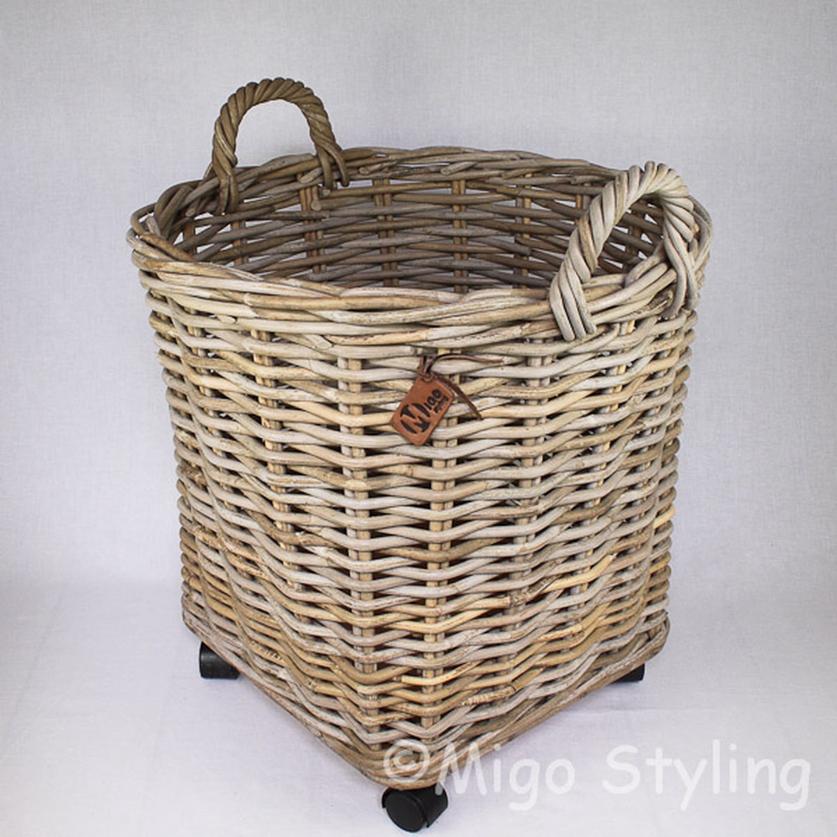 Migo Styling - Houtmand - Met Wielen - Vierkant - Rond - Riet - Rotan - Dia 46 cm boven - Onder 30x30 cm