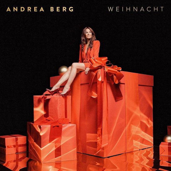 Andrea Berg zit op stapels kerstcadeaus. Ze draagt een rode jurk en hoge hakken. "Andrea Berg" en "Weihnacht" staan bovenin.