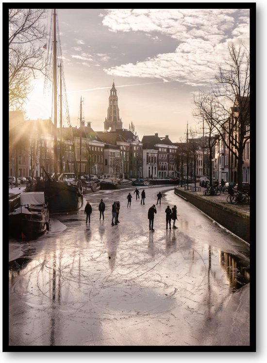 IJspret bij de Aa-kerk - Groningse Grachtenglijders - Fotoposter 50x70 met Lijst