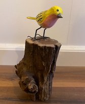Handgemaakte houten vogel op stam - geel - hoog