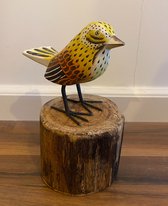 Handgemaakte houten vogel op stam - geel