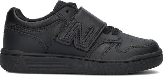 Zwarte leren New Balance sneaker met klittenbandsluiting en opgestikt 'N' logo.