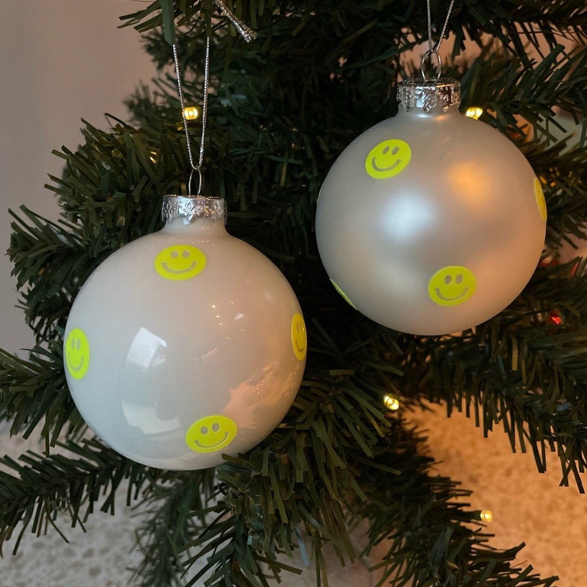 Smiley kerstballen - 2 stuks - 8cm - The Neon Yellow Christmas Smiles