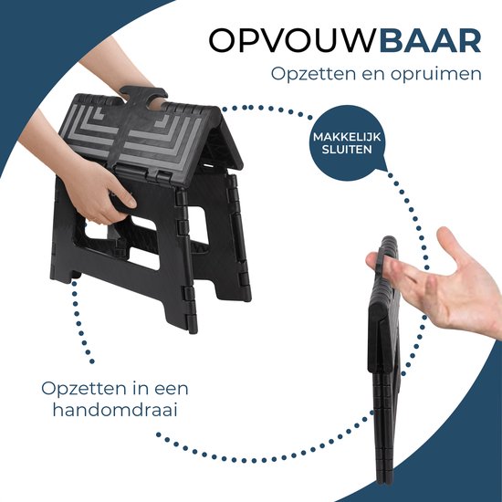 Persoon vouwt een zwart BUDDLEY krukje in en uit. 'Opvouwbaar'.