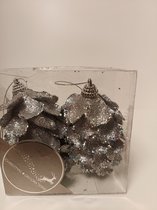 Kersthanger - 2 grote dennenappels - onbreekbaar - zilver met glitter - 11.5 cm