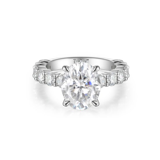 Majestica - Platinum Ovaal Moissanite Ring met Zijstenen - 3 karaat