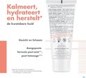 Achterkant van de tube met productinformatie in meerdere talen.