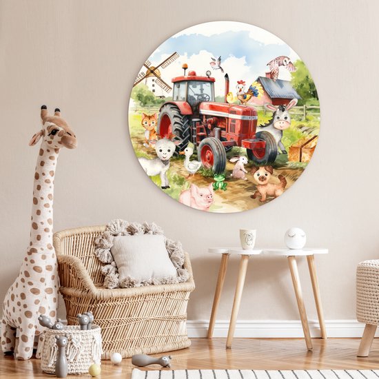 Een ronde muurcirkel met een boerderijtafereel met een tractor en dieren, in een kinderkamer met een giraf-speelgoed en een rotan stoel.