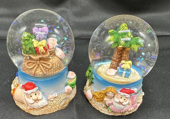 Glitterbollen met tropische Kerstman - Set van 2 stuks - Meerkleurig - Hoogte 7 x dia 6 x 5 cm - Polyresin + Glazen bol - Kerstdecoratie - Kerstversiering - Woonaccessoires