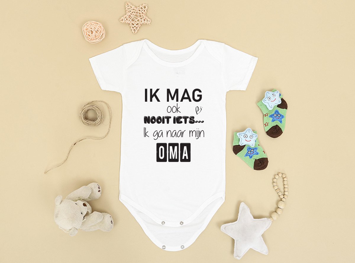 Hospitrix Baby Rompertje met Tekst Ik mag ook nooit iets... Ik ga naar mijn OMA | Maat M 3-6 maanden | Korte Mouw | Cadeau voor Zwangerschap | Bekendmaking | Aankondiging | Aanstaande Moeder | Moederdag