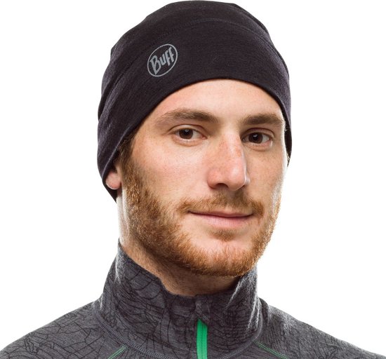 Man met roodbruine baard en de zwarte Buff muts op. Hij draagt een grijs sportjack.