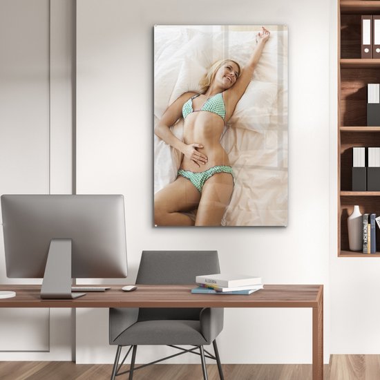Femme allongée sur un lit en bikini coloré en plexiglas 80x120 cm - Tirage photo sur Glas (décoration murale en plexiglas)